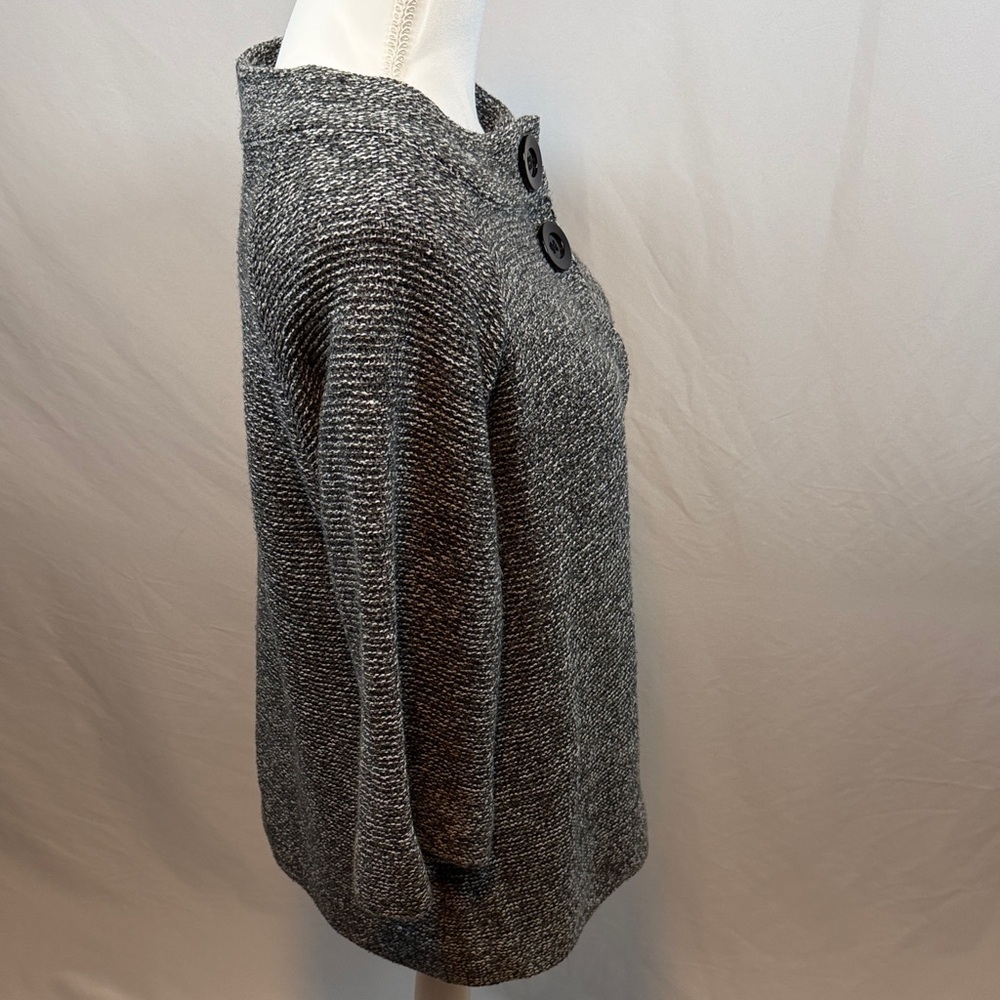 Chic Gray Buttoned Women's Poncho - Picture 3 of 9